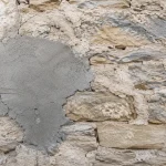 Τσιμεντένιο μπάλωμα σε παραδοσιακή λιθοδομή