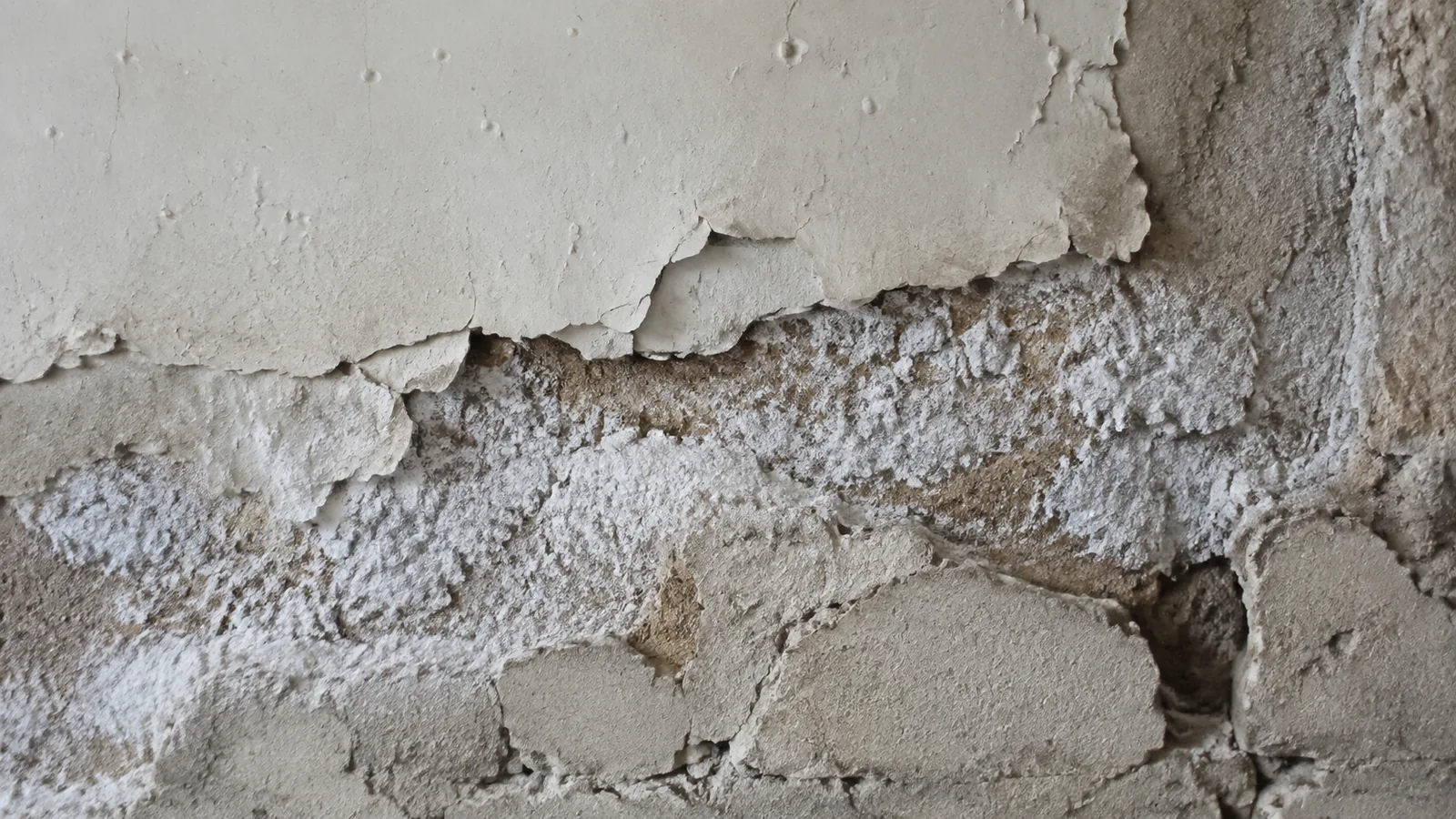 Αποκόλληση επιχρίσματος και άλατα σε παλαιά τοιχοποιία