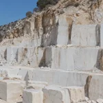 Λατομείο ασβεστόλιθου με κομμένους όγκους πέτρας