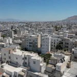 Πανοραμική άποψη πυκνοδομημένης πόλης με ταράτσες